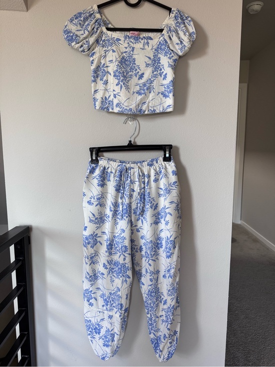 Paisley Lane Other - Paisley Lane blue floral 2pc Crop Top & Harem Pants Set Girls Size 8